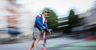 PRODUKTION - 28.07.2024, Berlin: Ein Mann ist auf einem E-Scooter in Hamburg unterwegs (Aufnahme mit langer Verschlusszeit). Die Bundesregierung plant neue Regeln zu E-Scootern. (zu dpa: «Neue Regeln für E-Scooter geplant») Foto: Christian Charisius/dpa +++ dpa-Bildfunk +++ PRODUKTION - 28.07.2024, Berlin: Ein Mann ist auf einem E-Scooter in Hamburg unterwegs (Aufnahme mit langer Verschlusszeit). Die Bundesregierung plant neue Regeln zu E-Scootern. (zu dpa: «Neue Regeln für E-Scooter geplant») Foto: Christian Charisius/dpa +++ dpa-Bildfunk +++