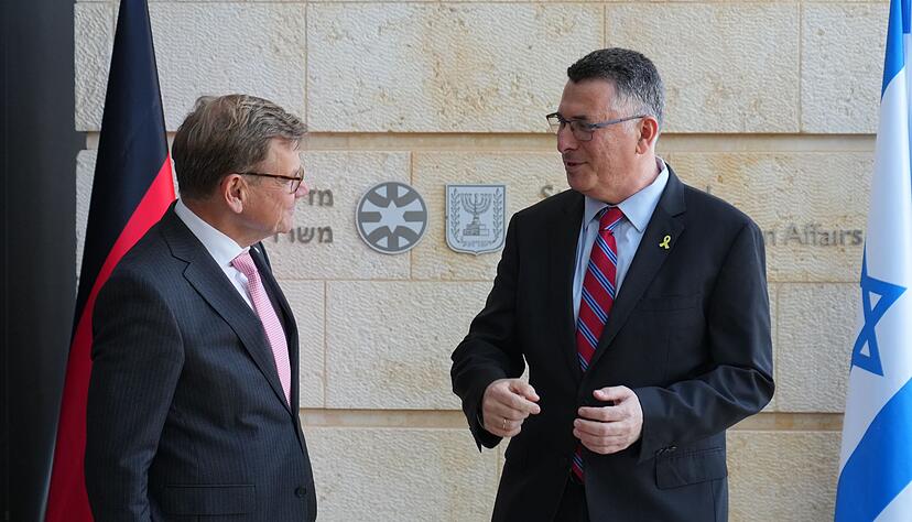 Der Außenminister hat in Jerusalem mit seinem israelischen Kollegen Saar über die humanitäre Lage in Gaza gesprochen. Der Außenminister hat in Jerusalem mit seinem israelischen Kollegen Saar über die humanitäre Lage in Gaza gesprochen.