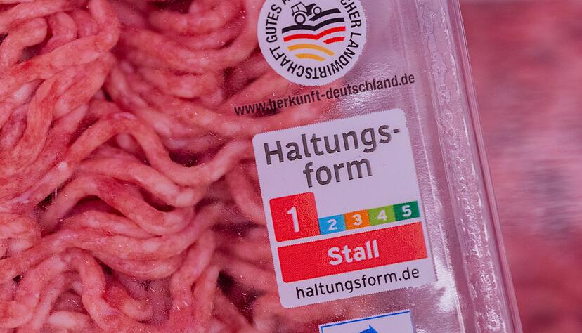 Das neue Logo soll im Supermarkt zeigen, wie die Tiere gehalten wurden. (Symbolbild) Das neue Logo soll im Supermarkt zeigen, wie die Tiere gehalten wurden. (Symbolbild)