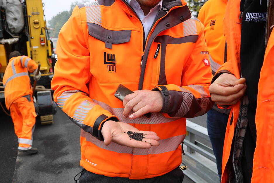 Als letzte Schicht wird Split aufgebracht.