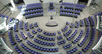 Die Sitzverteilung im Plenum im Bundestag, der Parteien AfD (l-r), FDP, CDU und CSU, Grüne, SPD Linke. (zu dpa: CSU gegen CDU-Kompromissvorschlag für weniger Wahlkreise) +++ dpa-Bildfunk +++
