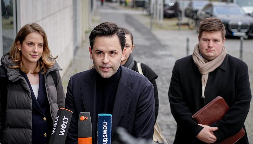 JU-Chef Johannes Winkel will bei der Abstimmung &uuml;ber das umstrittene Rentenpaket der Koalition mit Nein stimmen. Doch in einer Erkl&auml;rung halten sich die jungen &laquo;Renten-Rebellen&raquo; in der Union eine Hintert&uuml;r offen.