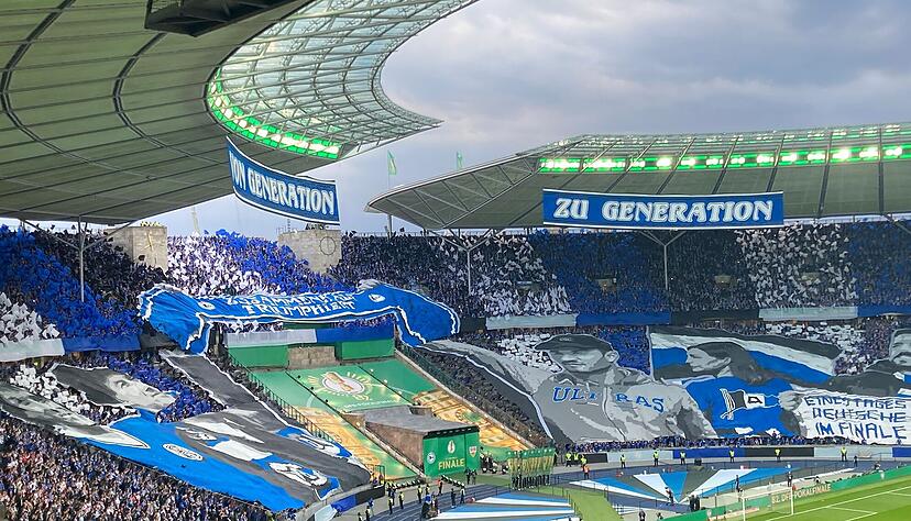 Die Fans von Arminia Bielefeld haben eine starke Choreo präsentiert und dabei sogar das Marathontor einbezogen. Die Fans von Arminia Bielefeld haben eine starke Choreo präsentiert und dabei sogar das Marathontor einbezogen.