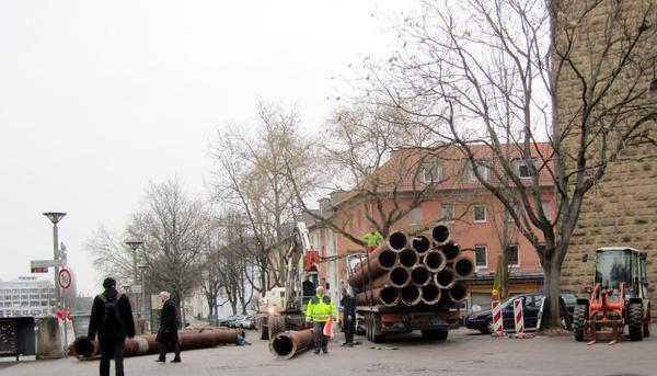 Entlang der Oberen Neckarstraße sorgen große Rohre für Aufsehen.
