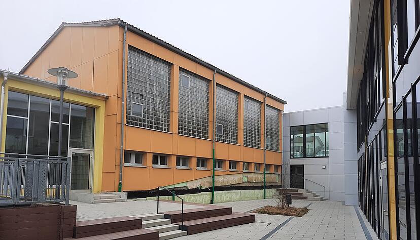 In diesem Gebäude auf dem Schulcampusbefinden sich Turnhalle und Schwimmbad.