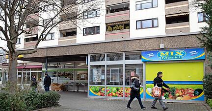 Auch vor dem Mix-Markt in Böckingen wurde der Krieg in der Ukraine kontrovers diskutiert.
Foto: Andreas Veigel Auch vor dem Mix-Markt in Böckingen wurde der Krieg in der Ukraine kontrovers diskutiert.
Foto: Andreas Veigel