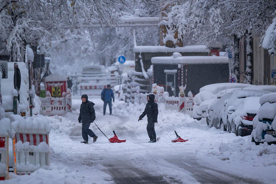 Schneemassen liegen in den Straßen der bayerischen Landeshauptstadt.