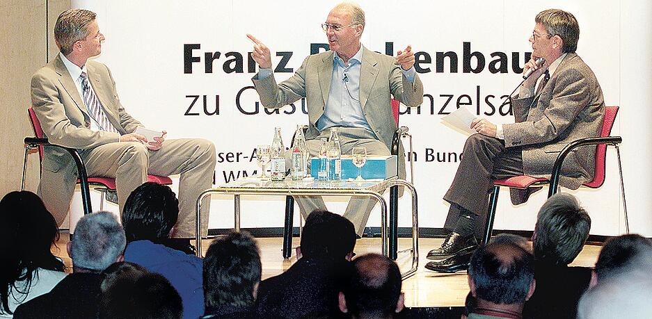 2003: Gestenreich: Franz Beckenbauer beim Forum vor Ort in Künzelsau-Gaisbach im Gespräch mit Redaktionsleiter der Hohenloher Zeitung Uwe Ralf Heer (l.) und Stimme-Sportchef Jürgen Kleine-Kampmann.