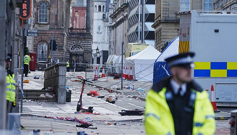 Am Morgen ist noch nicht bekannt, wieso der Mann in die Menschenmenge fuhr. Am Morgen ist noch nicht bekannt, wieso der Mann in die Menschenmenge fuhr.