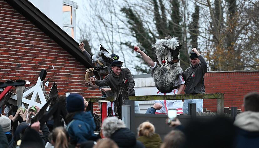 Zwei Klaasohms beginnen ihren Zug über die Insel Borkum. Zwei Klaasohms beginnen ihren Zug über die Insel Borkum.