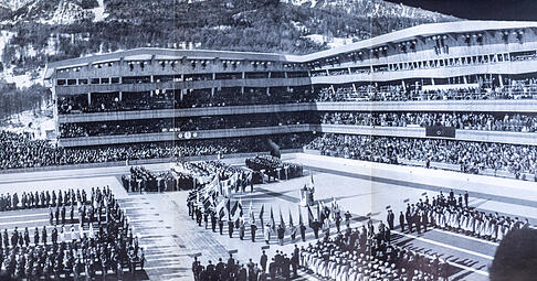 Freiluft-Winterspiele: 1956 ging es noch famili&auml;r zu &ndash; es gab kein Olympisches Dorf, man schlief im Hotel. Bei der Er&ouml;ffnungsfeier im Stadio Olimpico del Ghiaccio nahmen 32 Nationen teil.