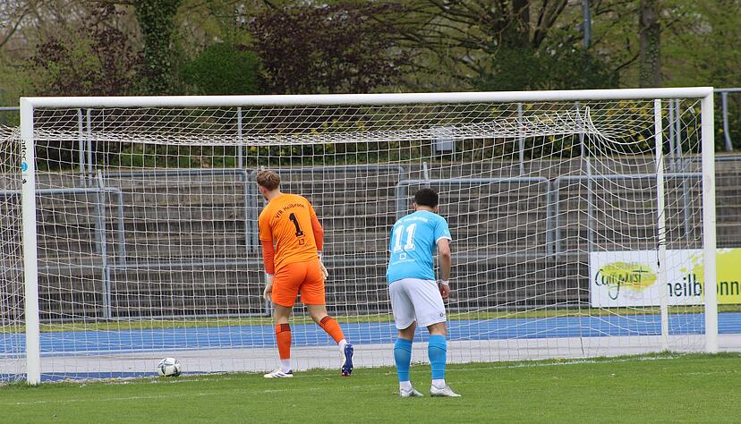 Erst 20 Sekunden sind zwischen dem VfR Heilbronn und der TSG Tübingen gespielt, da liegt bereits der Ball im Tor von Nils Leidenberger. Erst 20 Sekunden sind zwischen dem VfR Heilbronn und der TSG Tübingen gespielt, da liegt bereits der Ball im Tor von Nils Leidenberger.