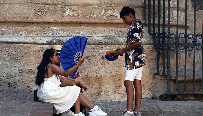 Rund die Hälfte der Weltbevölkerung ist durch den Klimawandel von deutlich mehr Hitzetagen betroffen. Rund die Hälfte der Weltbevölkerung ist durch den Klimawandel von deutlich mehr Hitzetagen betroffen.