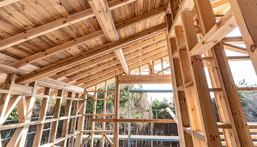 Wer in diesem Jahr ein Holzhaus bauen wollte, musste deutlich tiefer in die Tasche greifen als noch zu Jahresanfang erwartet. Die Preise explodierten, die Lieferzeiten erh&ouml;hten sich stark. Jetzt entspannt sich die Lage wieder.
Foto: dpa