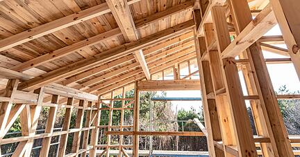 Wer in diesem Jahr ein Holzhaus bauen wollte, musste deutlich tiefer in die Tasche greifen als noch zu Jahresanfang erwartet. Die Preise explodierten, die Lieferzeiten erh&ouml;hten sich stark. Jetzt entspannt sich die Lage wieder.
Foto: dpa