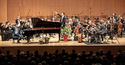 Der WKO-Jahresauftakt mit Pianist Frank Dupree, Chefdirigent Case Scaglione und Schlagzeuger Meinhard "Obi" Jenne. 
Foto: Andreas Veigel