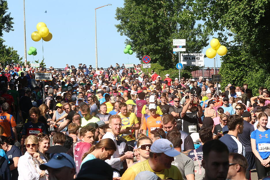 Gelbe Ballons fliegen vor dem Start der Halbmarathonläufer in Heilbronn durch die Luft.