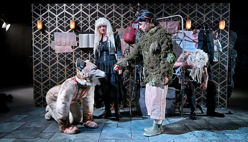 Romy Kl&ouml;tzel (vorn) ist Siri und auf der Suche nach Schwester Miki, die von gef&auml;hrlichen Piraten entf&uuml;hrt worden ist.