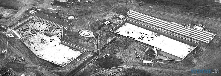Juli 1966: Bauarbeiten schreiten voran. Gut zu erkennen sind Formen und Ausmaße der beiden Becken.