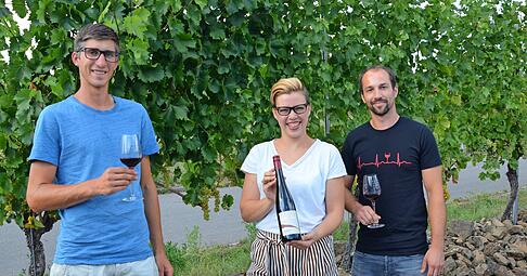 Setzen auf Zusammenarbeit (von links): Ludwig Berthold, Miriam Bauer und Silas Holzapfel vom Jungwinzerprojekt Vin Harmonie.
Foto: Stefanie Pfäffle