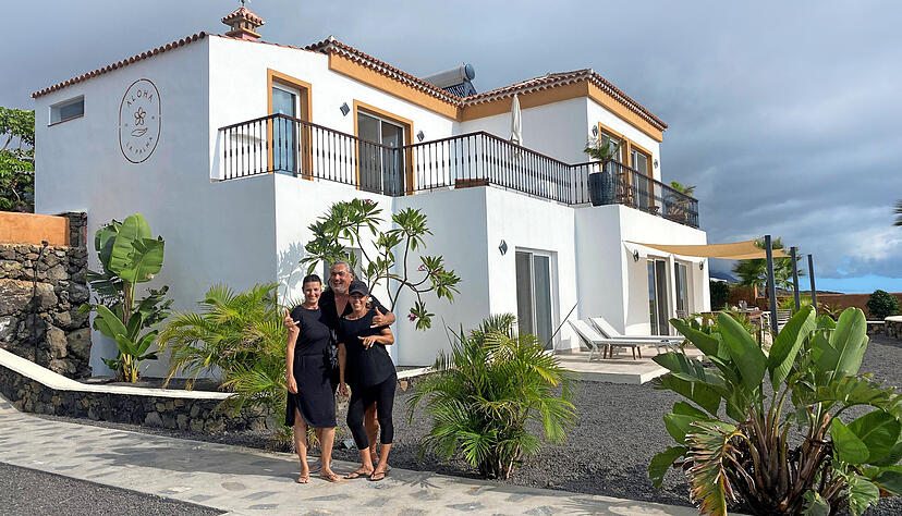 Ralph und Alexandra Munz mit Mares Baudewyins vor ihrer rausgeputzten Finka auf der Kanareninsel La Palma.