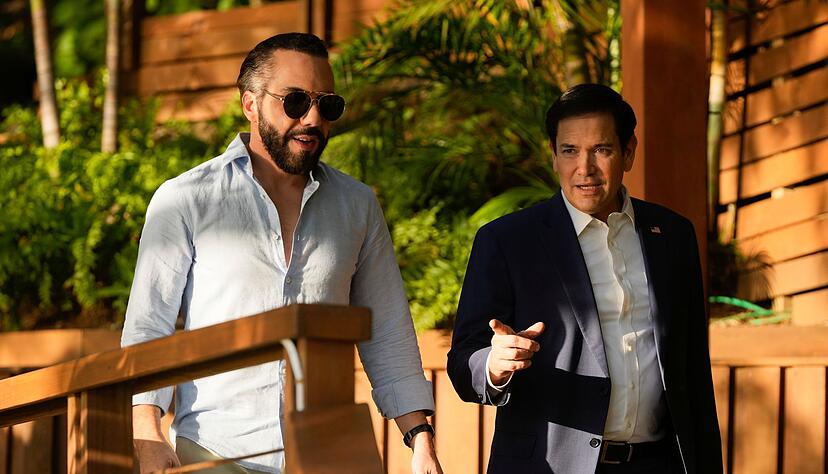 "Wir haben den Vereinigten Staaten von Amerika die Möglichkeit angeboten, einen Teil ihres Gefängnissystems auszulagern", sagte Bukele. "Wir haben den Vereinigten Staaten von Amerika die Möglichkeit angeboten, einen Teil ihres Gefängnissystems auszulagern", sagte Bukele.