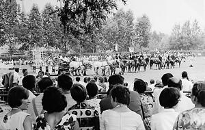 Zuschauer rings um den Reitplatz, dicht an dicht: das Ilsfelder Reitturnier in den 60er Jahren. Am Sonntagmittag hat es stets einen großen Umzug gegeben.
Foto: privat Zuschauer rings um den Reitplatz, dicht an dicht: das Ilsfelder Reitturnier in den 60er Jahren. Am Sonntagmittag hat es stets einen großen Umzug gegeben.
Foto: privat