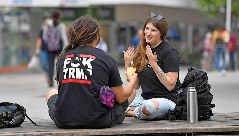 Jasmin Trefz (rechts) macht eine große Runde durchs Zentrum, um mit Menschen auf der Straße ins Gespräch zu kommen. Meist sind die Streetworker zu zweit. 
Foto:Berger Jasmin Trefz (rechts) macht eine große Runde durchs Zentrum, um mit Menschen auf der Straße ins Gespräch zu kommen. Meist sind die Streetworker zu zweit. 
Foto:Berger