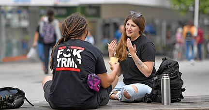 Jasmin Trefz (rechts) macht eine große Runde durchs Zentrum, um mit Menschen auf der Straße ins Gespräch zu kommen. Meist sind die Streetworker zu zweit. 
Foto:Berger Jasmin Trefz (rechts) macht eine große Runde durchs Zentrum, um mit Menschen auf der Straße ins Gespräch zu kommen. Meist sind die Streetworker zu zweit. 
Foto:Berger