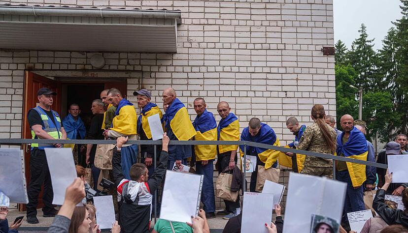 Eine neue Gruppe ukrainischer und russischer Kriegsgefangener sind bei einem Austausch freigekommen (Archivbild) Eine neue Gruppe ukrainischer und russischer Kriegsgefangener sind bei einem Austausch freigekommen (Archivbild)
