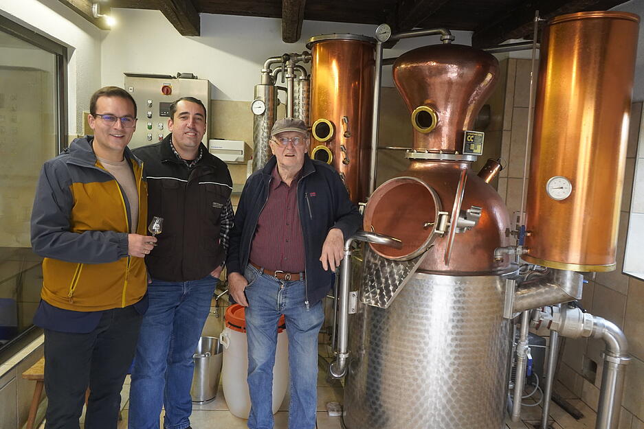 Traditionelles Handwerk: Ein Brenner zeigt die Kunst der Destillation.