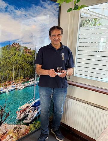 In Ajlan Sahins neuer Caf&eacute;-Lounge Marmaris sorgt beispielsweise eine Abbildung der gleichnamigen t&uuml;rkischen Mittelmeerstadt f&uuml;r entspannte Urlaubsstimmung.