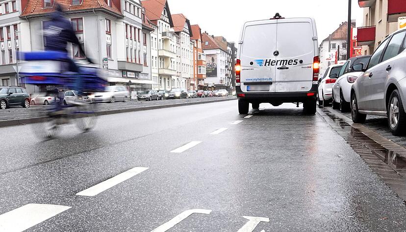 Fahrradfahrern kommen die Straßen oft wie ein Hindernisparcours vor. Privatpersonen können mittlerweile auf einfache Weise mithilfe von Apps auf dem Handy Falschparker bei den Ordnungsämtern anzeigen.
Foto: dpa Fahrradfahrern kommen die Straßen oft wie ein Hindernisparcours vor. Privatpersonen können mittlerweile auf einfache Weise mithilfe von Apps auf dem Handy Falschparker bei den Ordnungsämtern anzeigen.
Foto: dpa