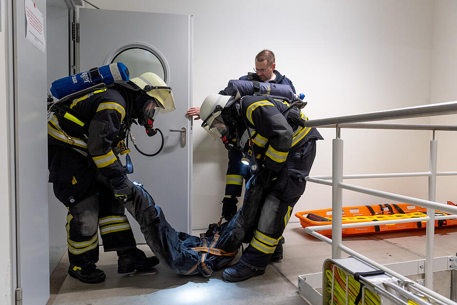 Übung auf Audi-Gelände: Feuerwehr am Gebäude A11 im Einsatz Übung auf Audi-Gelände: Feuerwehr am Gebäude A11 im Einsatz