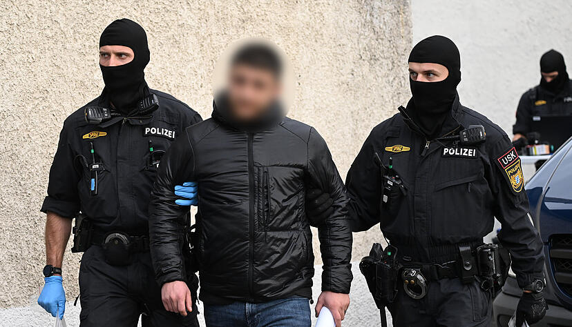 Einsatzkr&auml;fte der Polizei gehen gegen eine georgische Hehlerbande vor: In Baden-W&uuml;rttemberg, Hamburg und Berlin werden sechs Objekte durchsucht und zw&ouml;lf Menschen festgenommen.