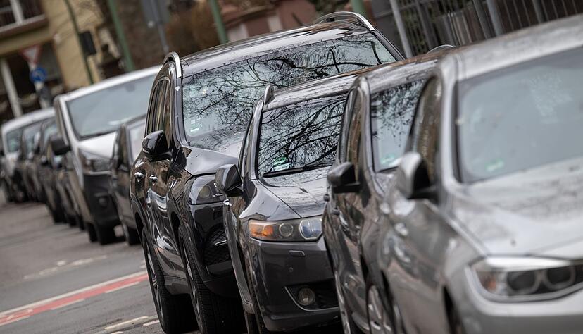Die durchschnittliche H&ouml;he der Motorhauben von Autos hat sich laut einer Studie seit 2010 j&auml;hrlich um 0,5 Zentimeter erh&ouml;ht. (Archivbild)