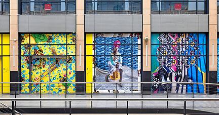 Der Hauptbahnhof Mannheim wird zur Galerie: Arbeiten von Anna Ehrenstein geben einen Vorgeschmack auf die diesjährige Biennale.
Foto: Lys Y. Seng