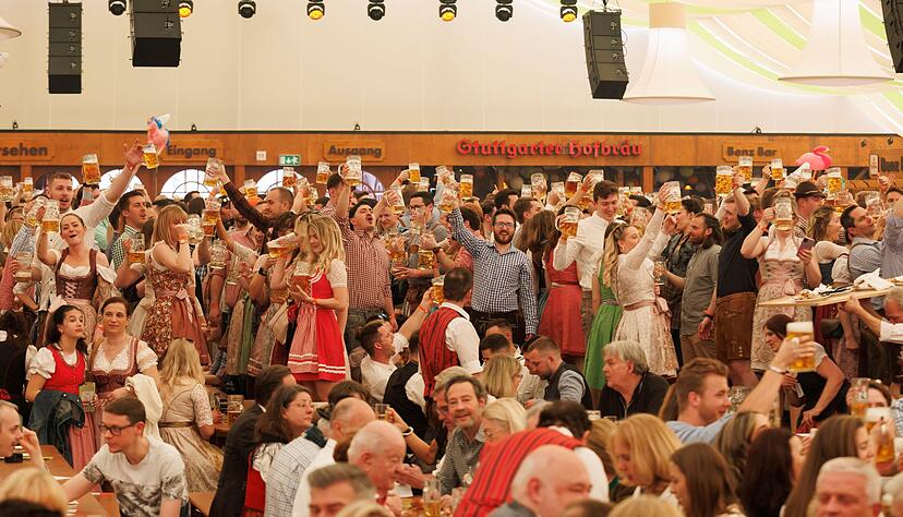 Besucher jubeln nach dem Fassanstich in «Grandls Hofbräuzelt».