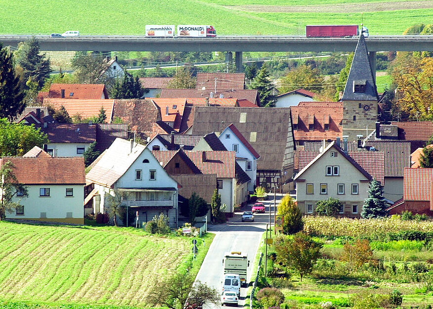 2002: Auf mächtigen Stelzen spannt sich die Autobahn-Brücke über das schmucke Eberbachtal. Sie macht die Gemeinde Eberstadt zu einer geteilten Kommune. Im Westen liegt der Hauptort, im Osten der Teilort Hölzern. Nur ein paar hundert Meter trennen die A 81 von den Hölzerner Bürgern und ihren Häusern. 2002: Auf mächtigen Stelzen spannt sich die Autobahn-Brücke über das schmucke Eberbachtal. Sie macht die Gemeinde Eberstadt zu einer geteilten Kommune. Im Westen liegt der Hauptort, im Osten der Teilort Hölzern. Nur ein paar hundert Meter trennen die A 81 von den Hölzerner Bürgern und ihren Häusern.