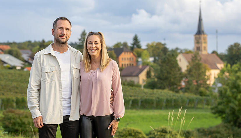 Jenny und Julien Hübner freuen sich auf ihre Auftritte in der Kampagne 2025/2026. Kleidung und Insignien eines Prinzenpaars dürfen sie erst nach ihrer Inthronisierung tragen. Jenny und Julien Hübner freuen sich auf ihre Auftritte in der Kampagne 2025/2026. Kleidung und Insignien eines Prinzenpaars dürfen sie erst nach ihrer Inthronisierung tragen.