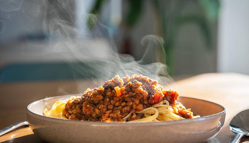 Linsen-Bolognese bietet eine Alternative zu Fleischgerichten: Perfekt für eine ausgewogene, pflanzenbasierte Ernährung. Linsen-Bolognese bietet eine Alternative zu Fleischgerichten: Perfekt für eine ausgewogene, pflanzenbasierte Ernährung.