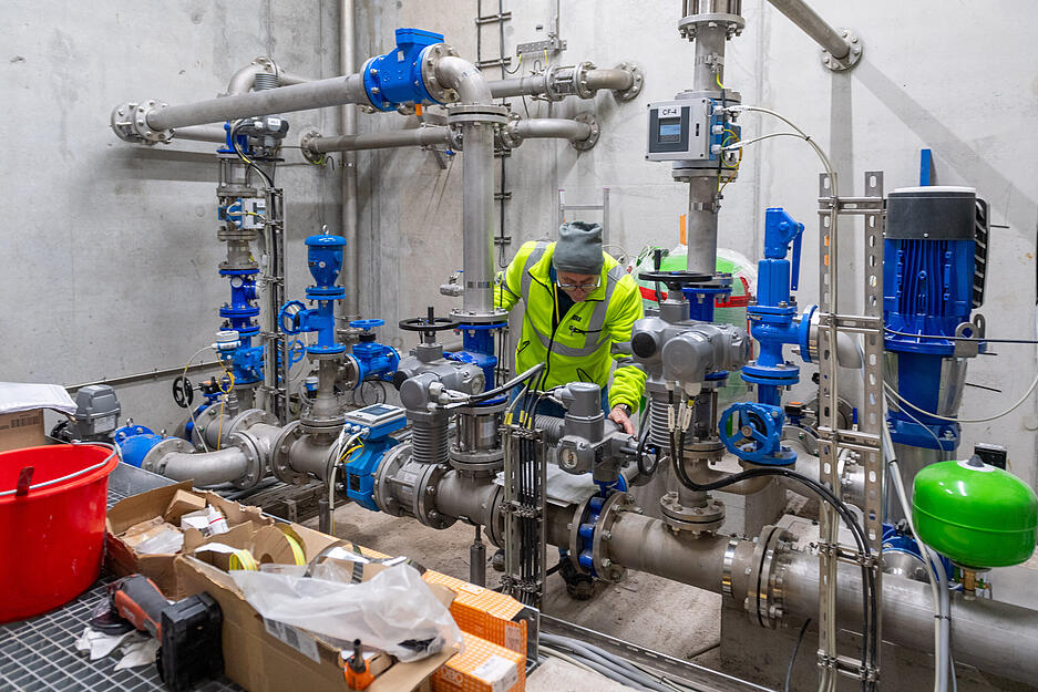 An der Druckerh&ouml;hungsanlage f&uuml;r das L&ouml;schwasser im neuen Portalgeb&auml;ude werden ebenfalls Restarbeiten erledigt.