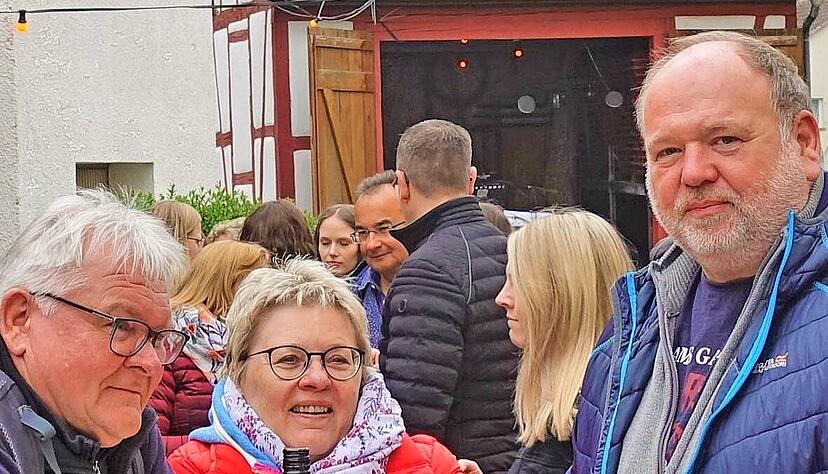 Bereits gut besucht ist die Eröffnung der Veranstaltung im Weingut Mai. Bereits gut besucht ist die Eröffnung der Veranstaltung im Weingut Mai.