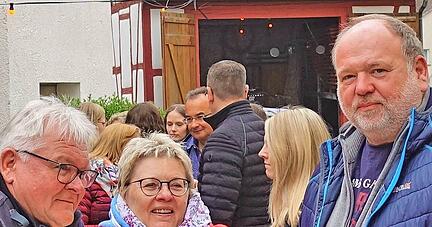 Bereits gut besucht ist die Eröffnung der Veranstaltung im Weingut Mai. Bereits gut besucht ist die Eröffnung der Veranstaltung im Weingut Mai.