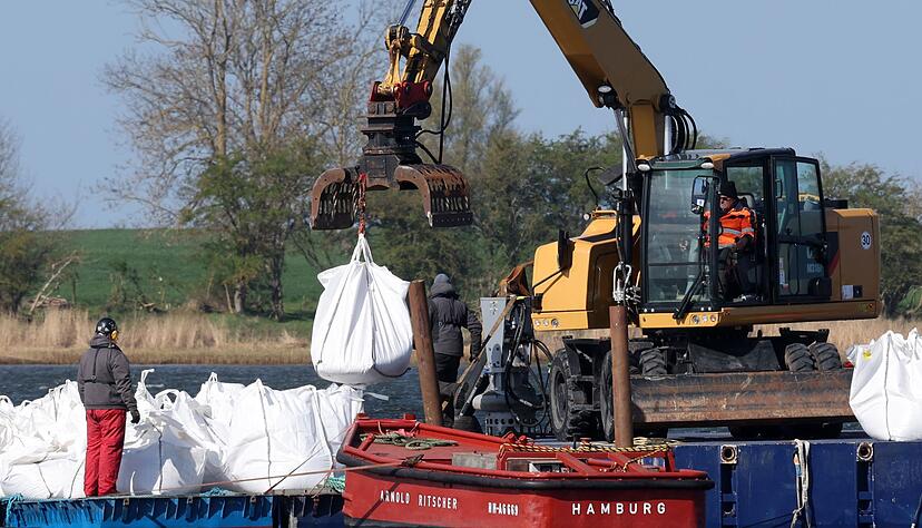 Eine Barriere aus gro&szlig;en Sands&auml;cken soll das Walverhalten beeinflussen.