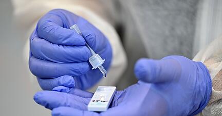 Forscher der Ludwig-Maximilians-Universität kommen zu dem Ergebnis: Handelsübliche Antigen-Schnelltests erkennen eine Omikron-Infektion schlechter als eine Delta-Infektion. Forscher der Ludwig-Maximilians-Universität kommen zu dem Ergebnis: Handelsübliche Antigen-Schnelltests erkennen eine Omikron-Infektion schlechter als eine Delta-Infektion.