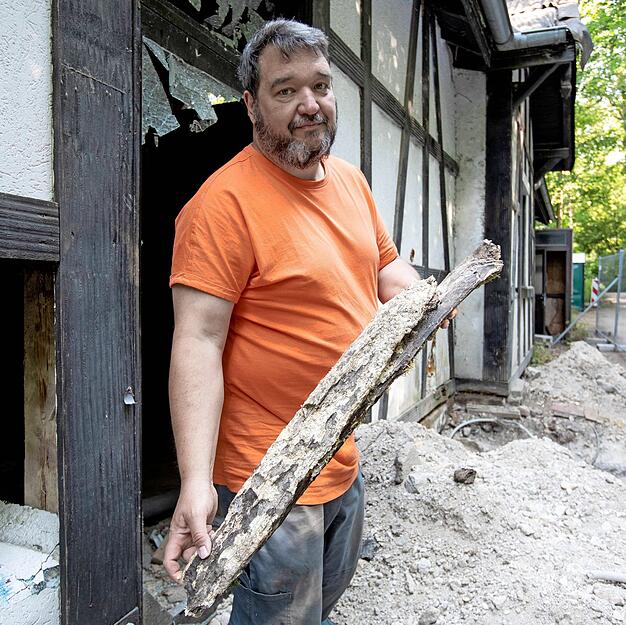 Harald Wiesenmaier zeigt ein Stück eines morschen Holzbalkens. Sehr stabil stand die Waldschänke zuletzt nicht mehr. Harald Wiesenmaier zeigt ein Stück eines morschen Holzbalkens. Sehr stabil stand die Waldschänke zuletzt nicht mehr.