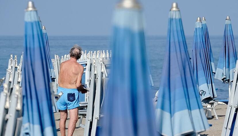 Nach fast einem halben Jahrhundert musste ein italienisches Rentnerpaar seinen Stammplatz am Meer r&auml;umen. (Illustration)