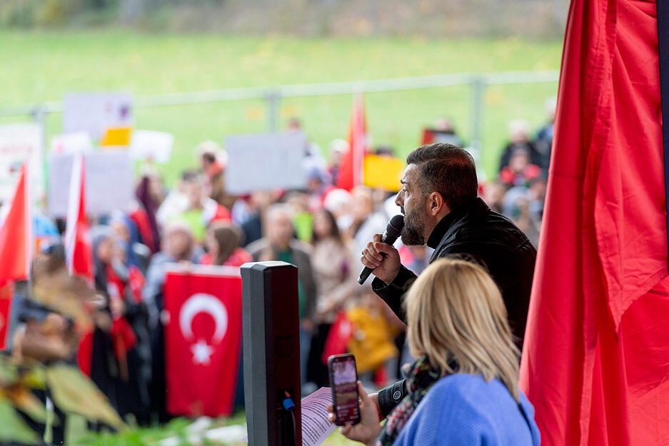 Moderator Nihat Canses am Sonntag bei der Kundgebung in Heilbronn:  Später kritisierte Hauptredner Tugrul Selmanoglu pauschal "den Westen".