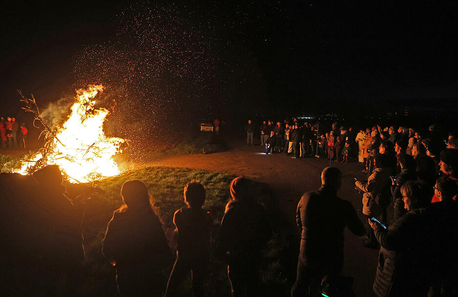Es gibt Lieder und Andachten. Es gibt Lieder und Andachten.